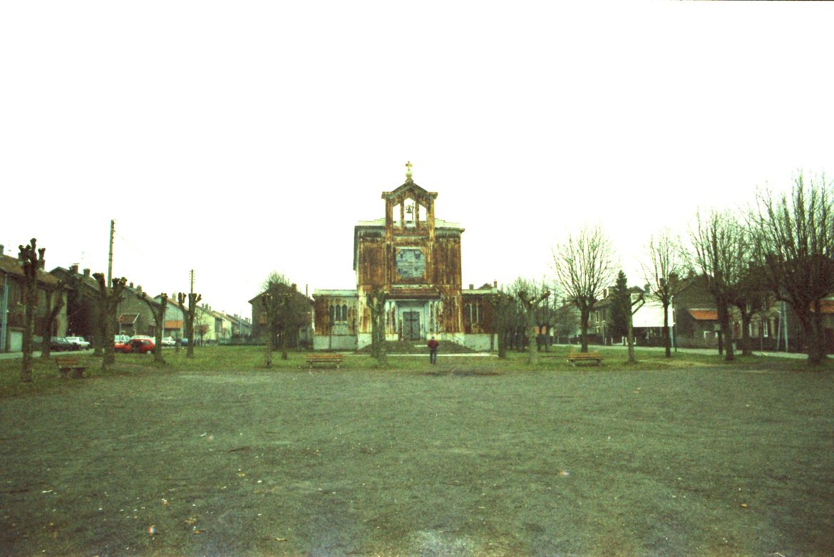 Crusnes Kirche aus Metall 01
