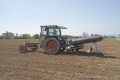 021 Traktor für die Folienlegung westlich von Böbingen