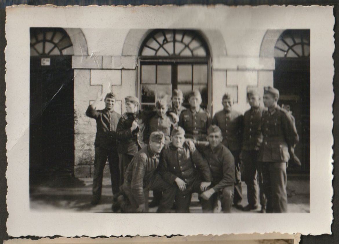 FrageNachDerHerkunft 021 Deutscher Opa knieend in der Mitte mit Soldaten um 1936